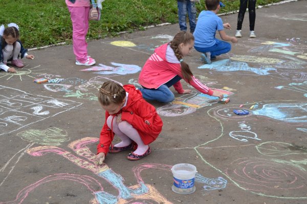 Рисование мелками на асфальте