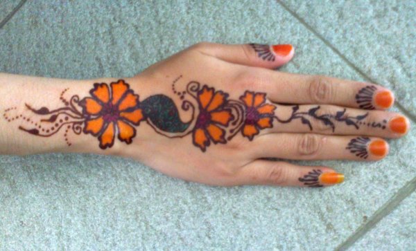 Рисунки хной разноцветные