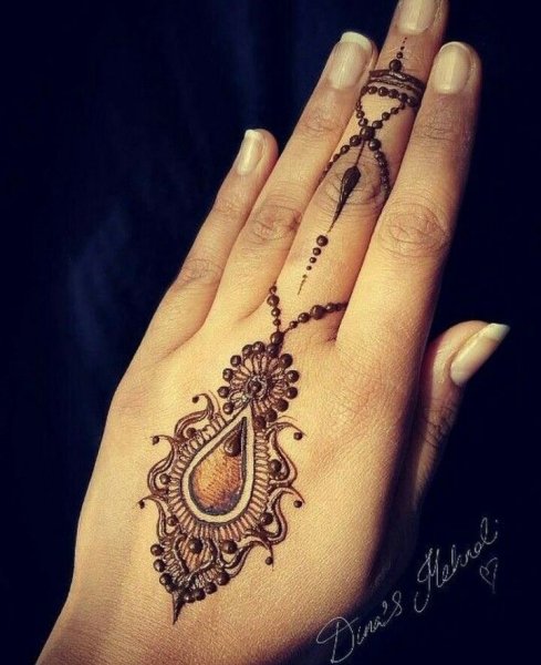 Мехенди Мандала на руке