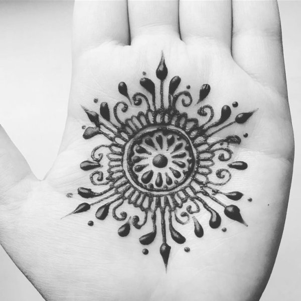 Мандала хной на руке