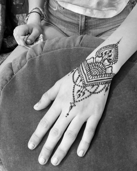 Тату мехенди на руке