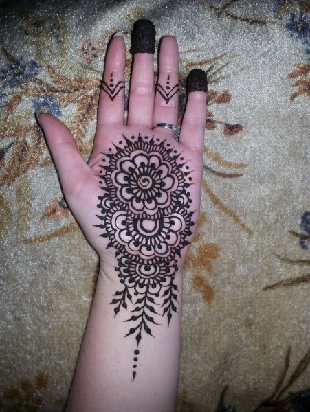 Мандала хной на руке