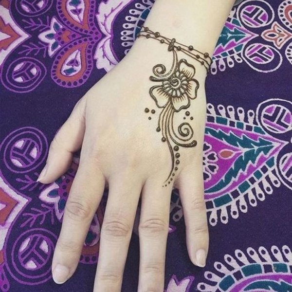 Мехенди на руке браслет