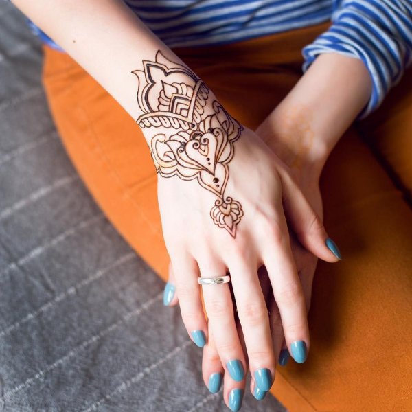 Браслет хной на руке