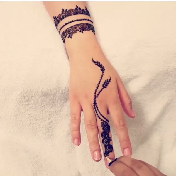 Браслет хной на руке