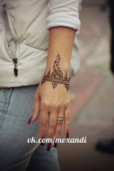 Браслет хной на запястье