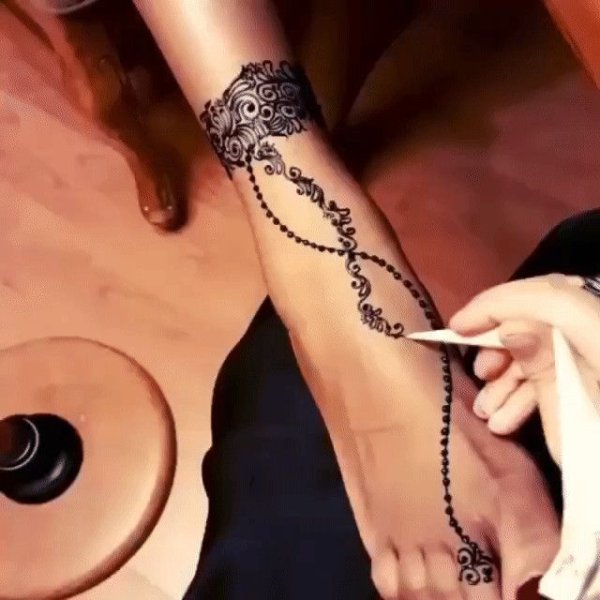 Браслет хной на ноге