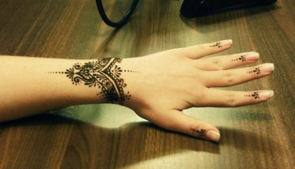 Мехенди на запястье браслет