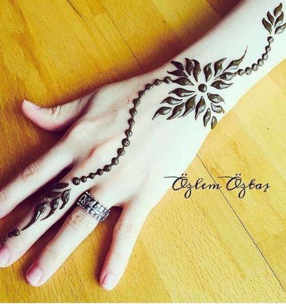 Мехенди на запястье нежный