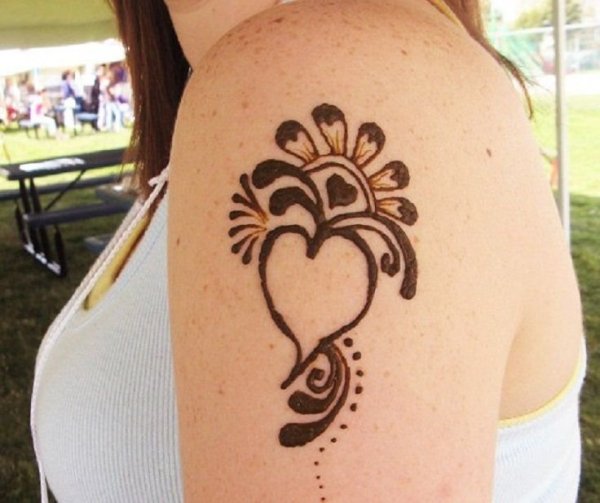 Тату хной на плече для девушек