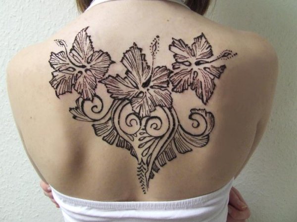 Мехенди цветы на спине