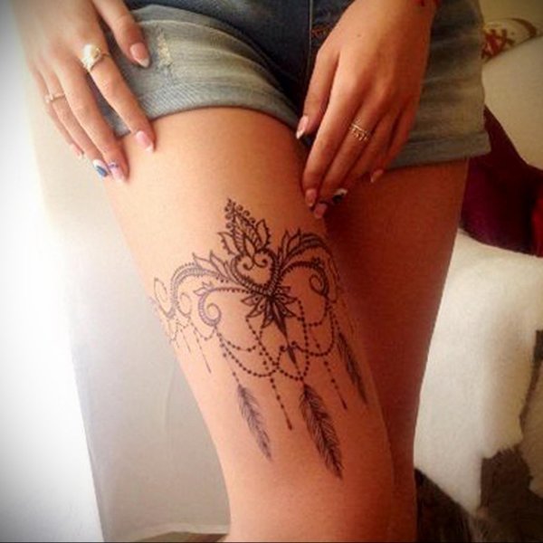 Тату хной на ляжке