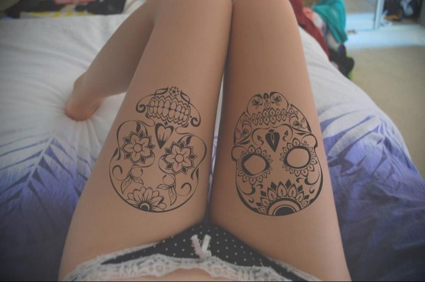 Тату на ляжке череп