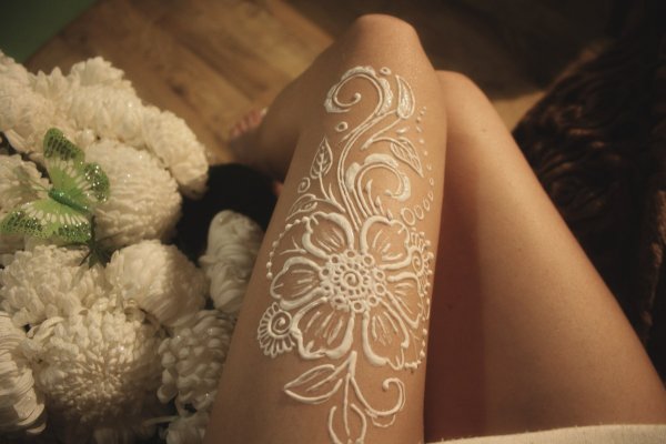 Мехенди на бедре