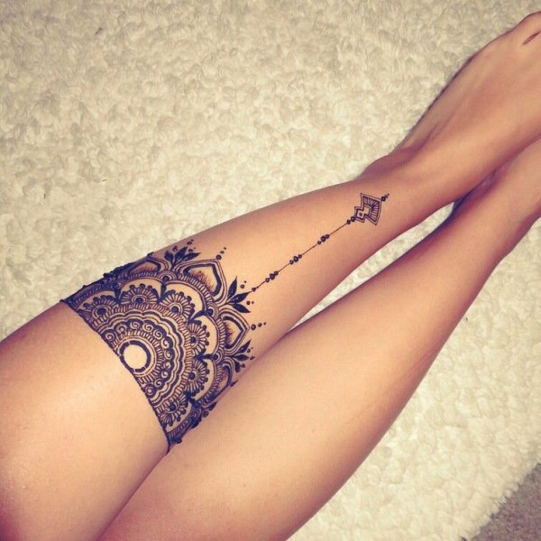 Тату хной на ноге