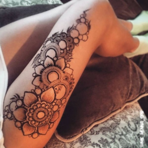 Тату хной на бедре