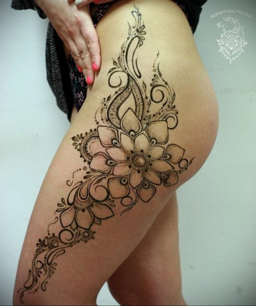Мехенди на бедре