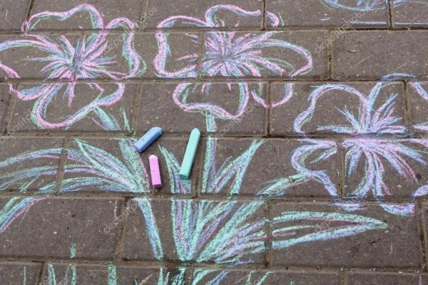 Цветы мелками на асфальте