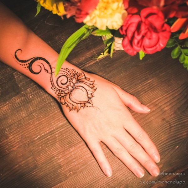 Мехенди на тыльной стороне руки