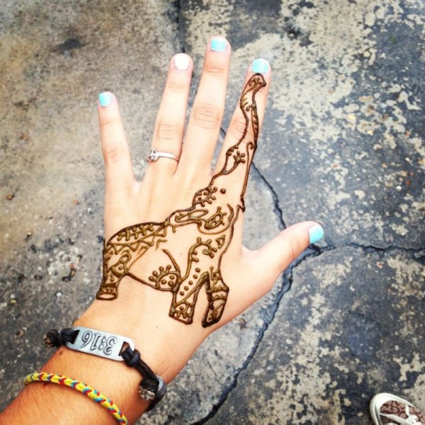 Хна на тыльной стороне руки