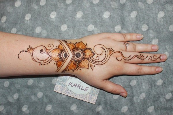 Красивые надписи хной на руке