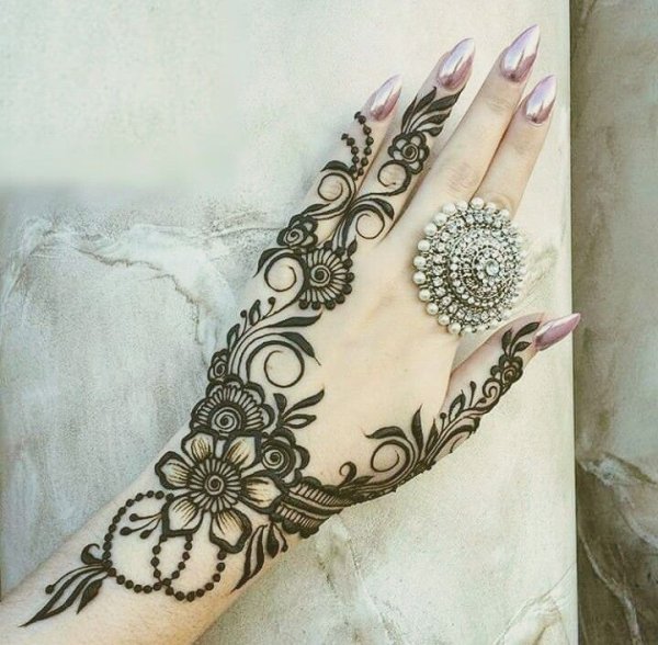 Женские тату на руке в стиле мехенди
