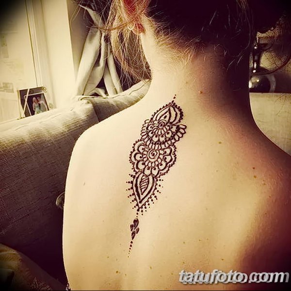 Тату мехенди на шее