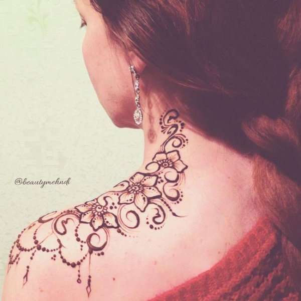 Тату хной на плече и шее