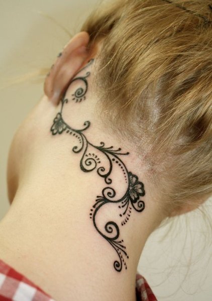 Рисование на шее хной