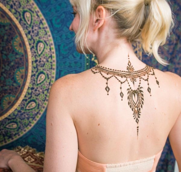 Мехенди на шее сзади