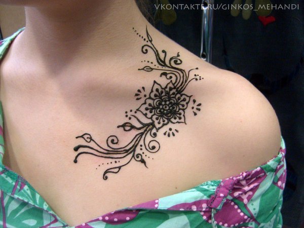 Мехенди на шее