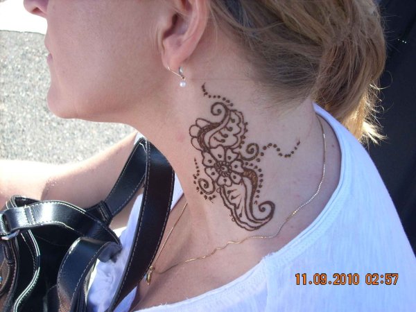 Мехенди на шее сбоку