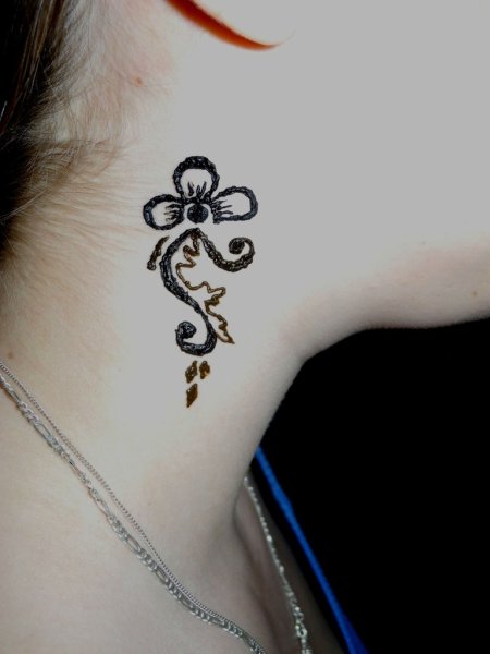 Рисунки хной на шее