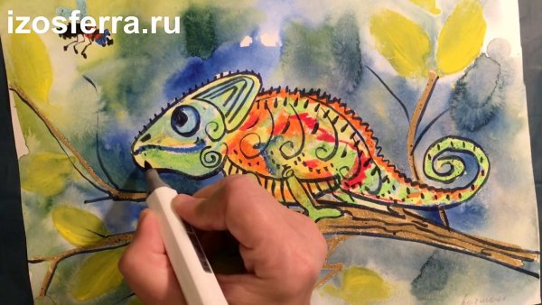 Хамелеон восковыми мелками и акварелью