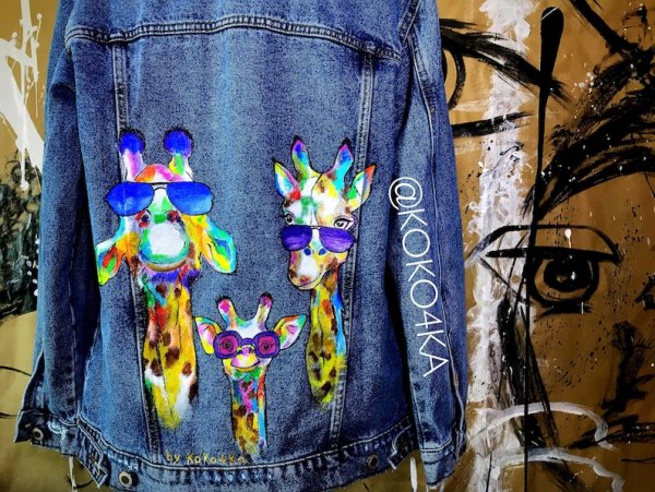 Жирафы на джинсовой куртке
