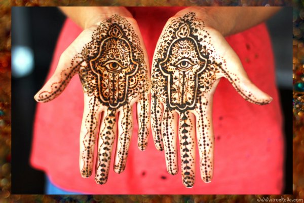 Мехенди Хамса на руке