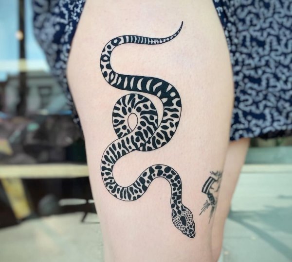 Тату хной змея