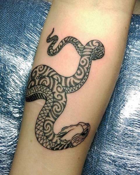 Змея хной на руке