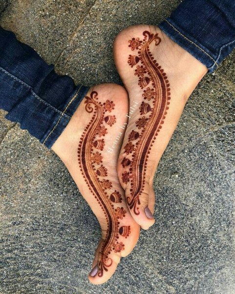 Змея хной на ноге