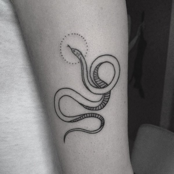 Тату змейка маленькая