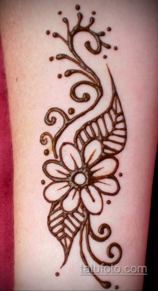 Тату хной на ноге легкие