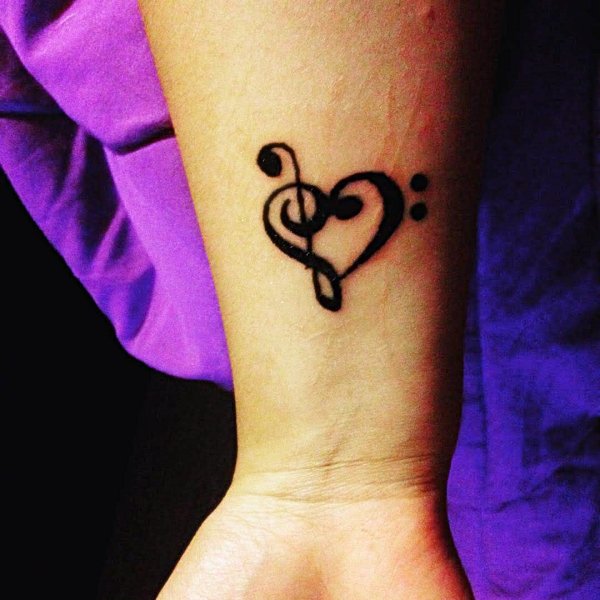 Тату хной маленькие сердце