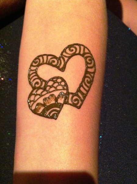 Татуировки хной сердечко