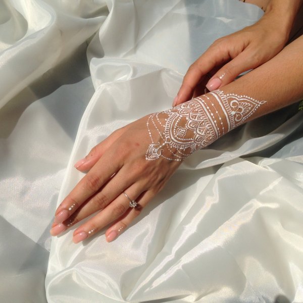 Белая хна на руке