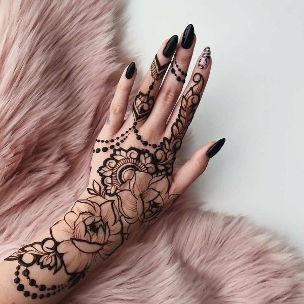 Мехенди на руке красивые