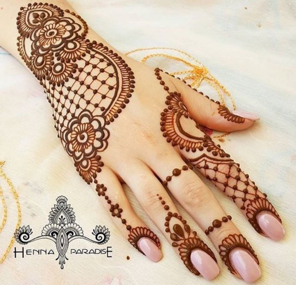 Арабские узоры хной на руках