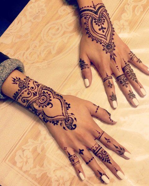 Арабское мехенди на руке