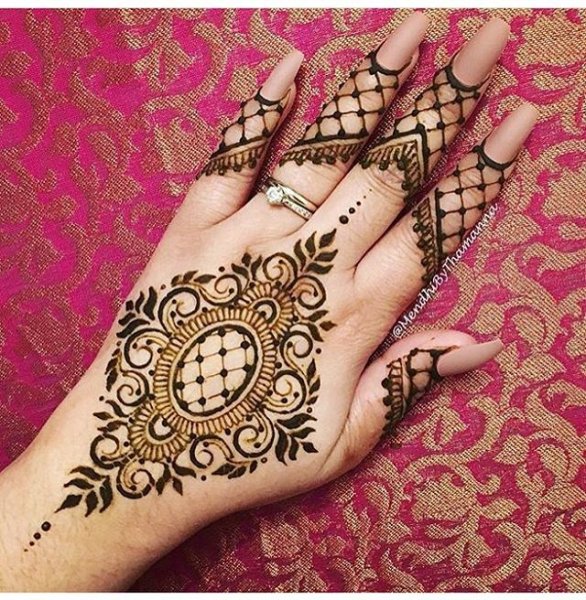 Мехенди на руке