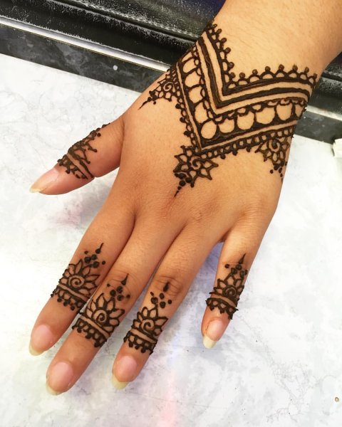 Арабское мехенди на руке