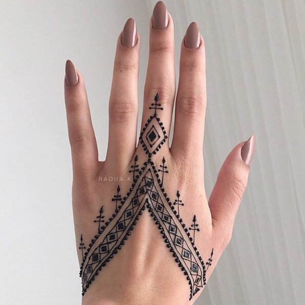 Мехенди на руке для девушек легкие